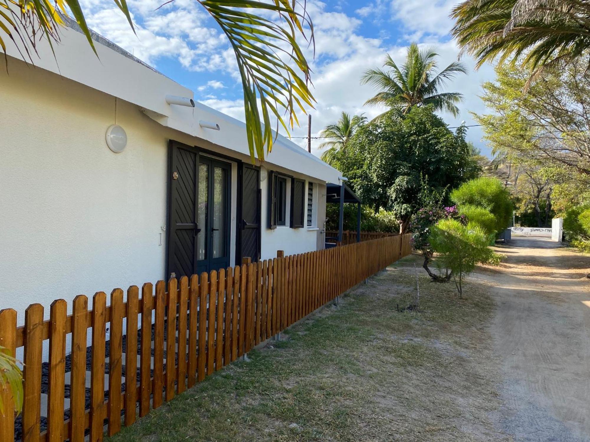 Villa & Bungalow 'Coco Des Sables' Les Pieds Dans L'Eau ลาซาลีน เลอแบ็ง ภายนอก รูปภาพ